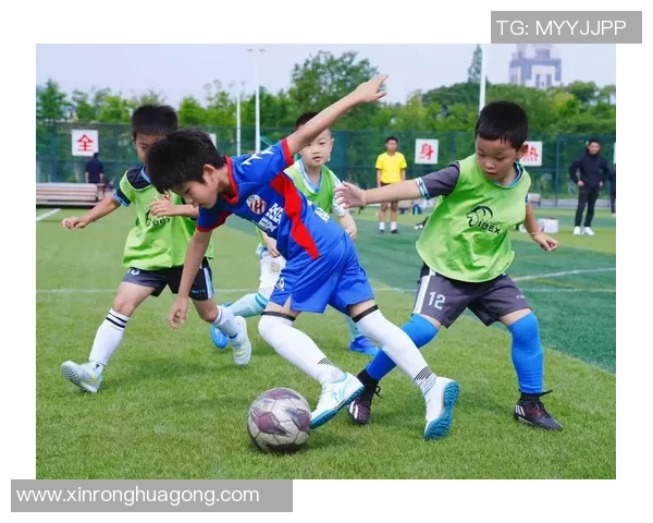 笑酱足球带你领略绿茵场上的激情与梦想一起追逐足球的快乐与友谊